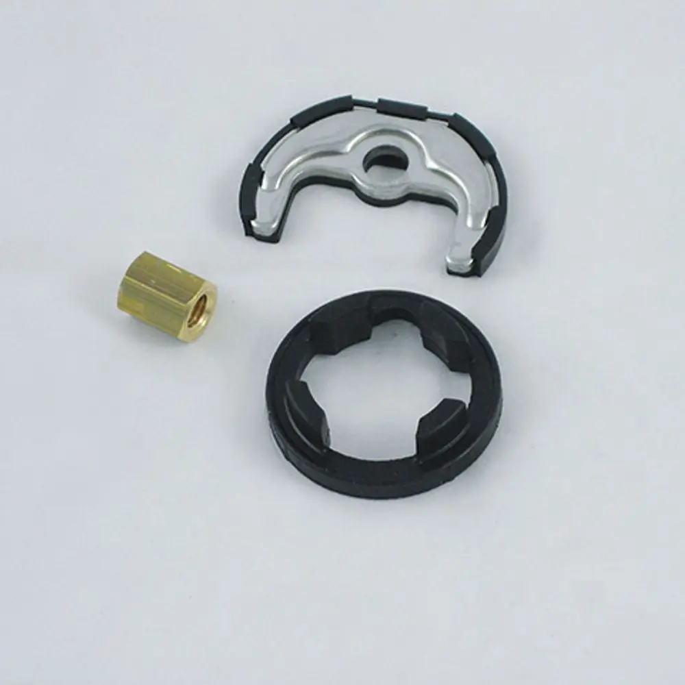 Ersatzteile von Kludi für die Befestigung eines Waschtischs, bestehend aus einem Metallring, einer schwarzen Kunststoffscheibe und einer Messingmutter.